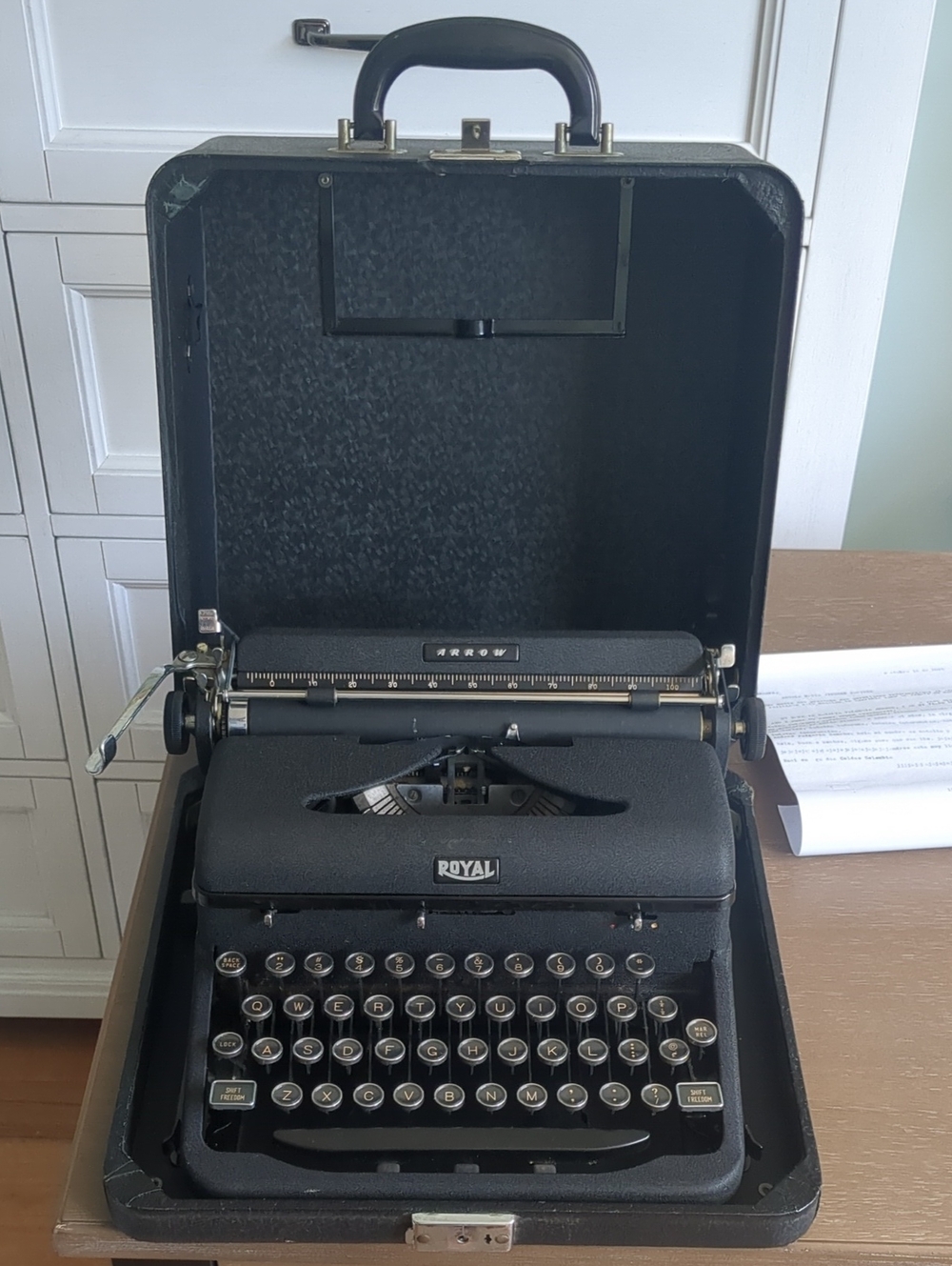 Royal Arrow, Portable Typewriter in Black – Classic Home Office Accent
